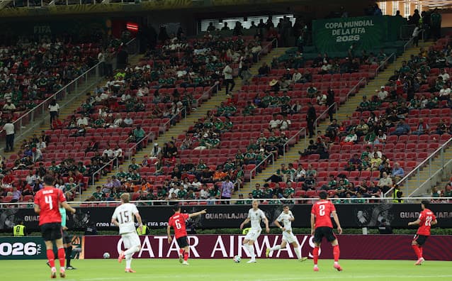 Assentos vazios em partida da Copa do Mundo reacendem preocupações com preços dos ingressos
