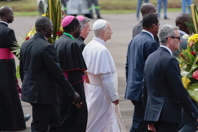 Papa Leão critica em Camarões mundo "devastado por tiranos"