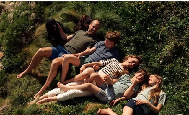 Príncipe William e Kate Middleton celebram 15 anos de casamento com foto da família