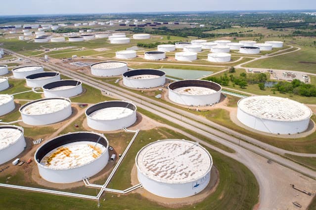Preços do petróleo sobem com EUA e Irã trocando ataques