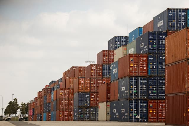 OMC aponta sinais de desaceleração no comércio global de bens