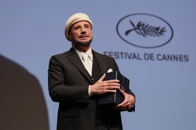 John Travolta é pego de surpresa por prêmio em Cannes antes de estrear como diretor