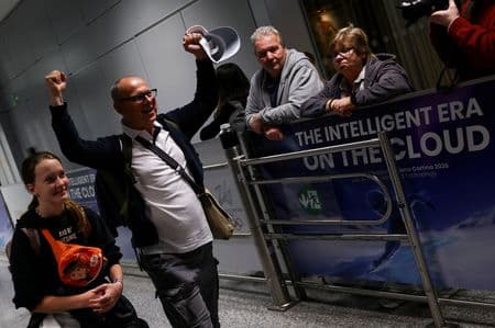 Não há saída fácil para dezenas de milhares que querem deixar o Golfo em meio a conflito com Irã