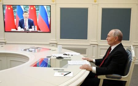 Presidentes da China e da Rússia elogiam laços em videoconferência perto de aniversário da guerra da Ucrânia
