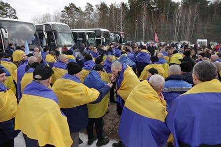 Zelenskiy visita frente oriental enquanto Ucrânia e Rússia trocam prisioneiros de guerra