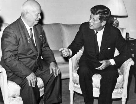 Rússia classifica bisneta do líder soviético Khrushchev como "agente estrangeira"
