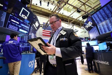 Wall St sobe com ganhos de tecnologia e antes da ata do Fed